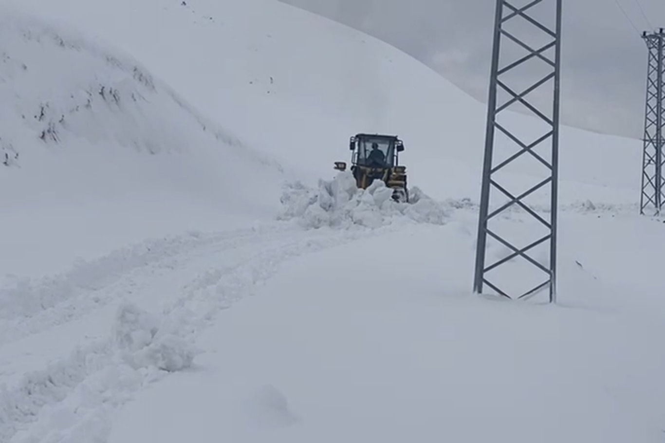 Şırnak’ta kar nedeniyle kapanan köy yolları için çalışmalar sürüyor