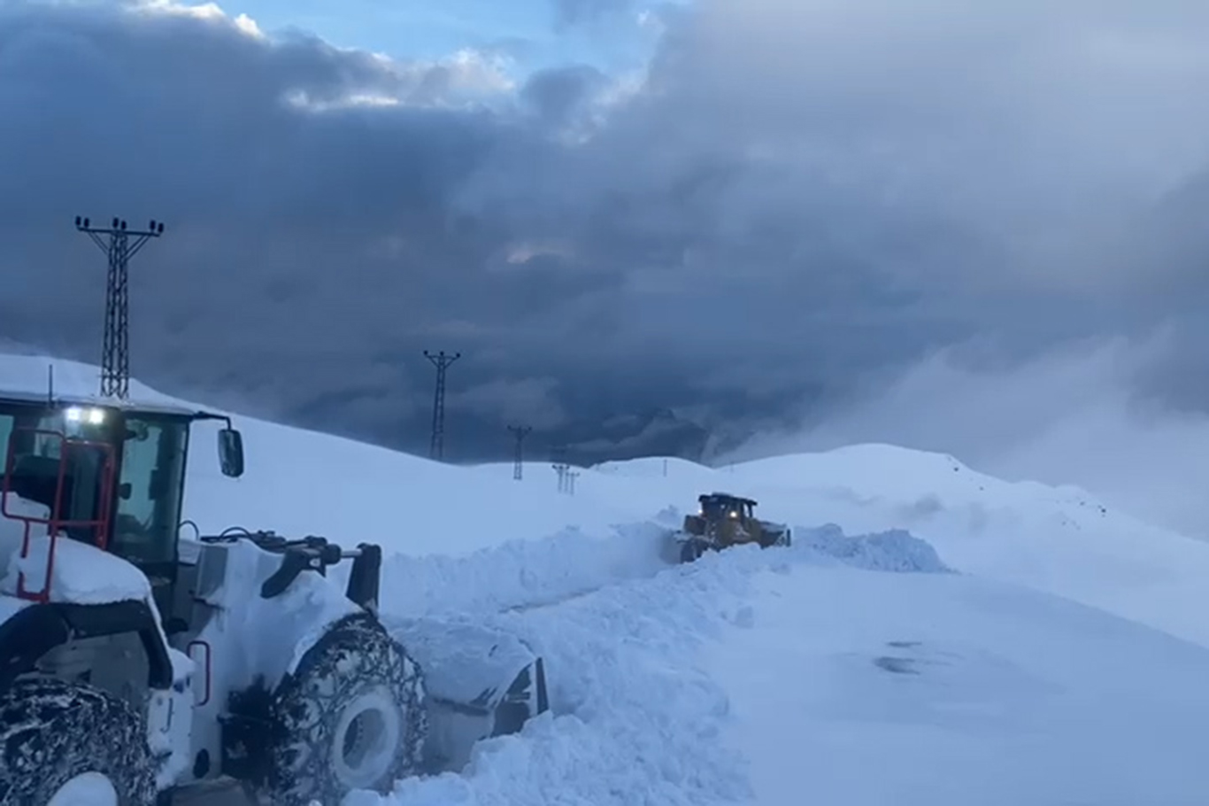 Şırnak’ta kar nedeniyle kapanan köy yolları için çalışmalar sürüyor
