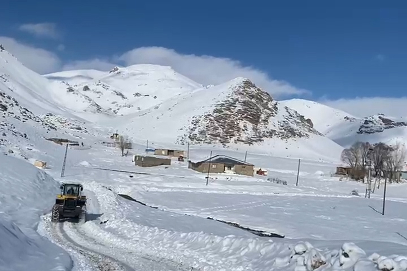 Şırnak’ta kar nedeniyle kapanan köy yolları için çalışmalar sürüyor