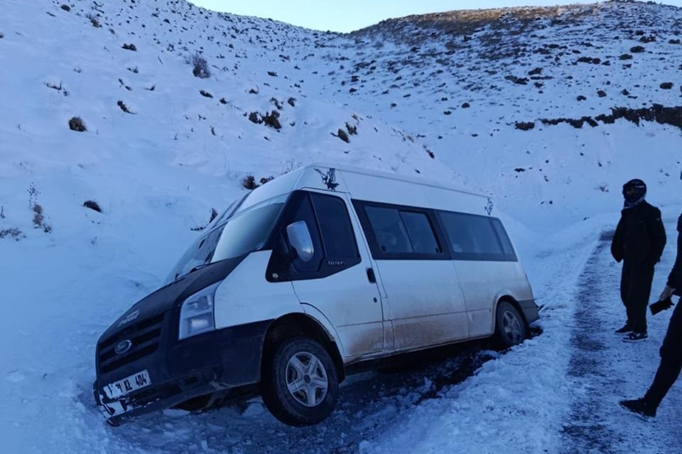 Pervari’de kar yağışı nedeniyle minibüs şarampole yuvarlandı