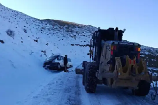 Pervari’de kar yağışı nedeniyle minibüs şarampole yuvarlandı