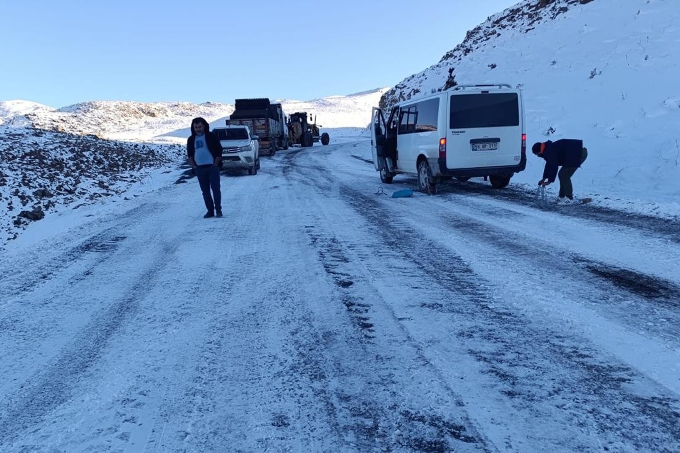 Pervari’de kar yağışı nedeniyle minibüs şarampole yuvarlandı