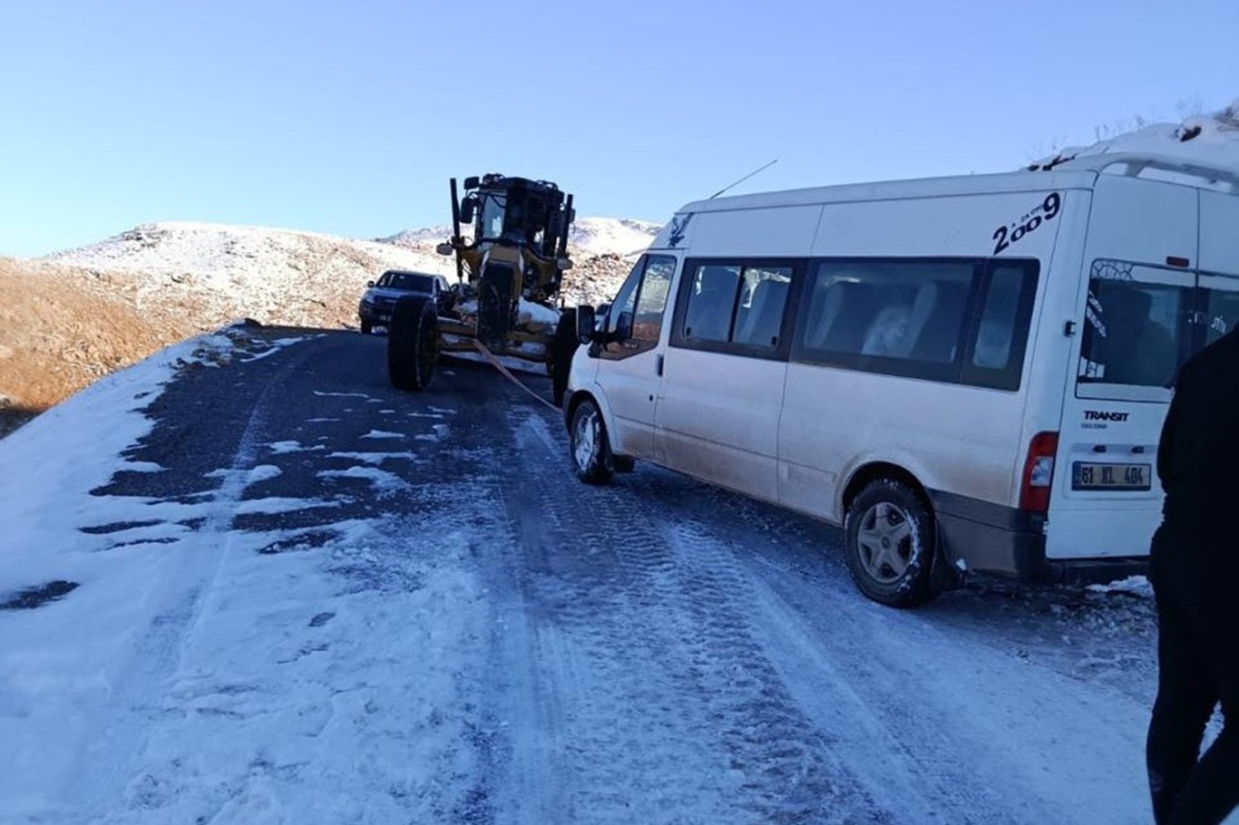 Pervari’de kar yağışı nedeniyle minibüs şarampole yuvarlandı