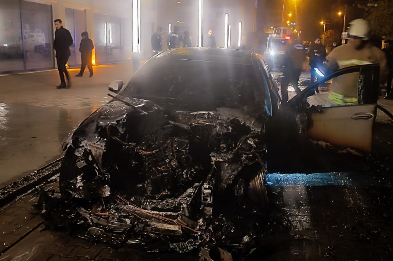 Mardin’de park halindeki otomobil alev aldı