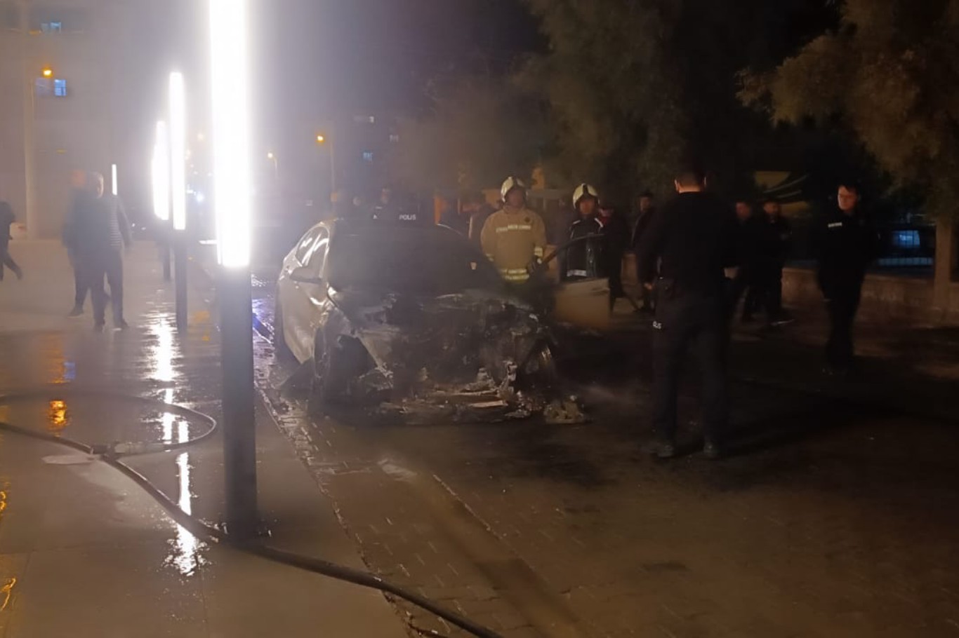 Mardin’de park halindeki otomobil alev aldı