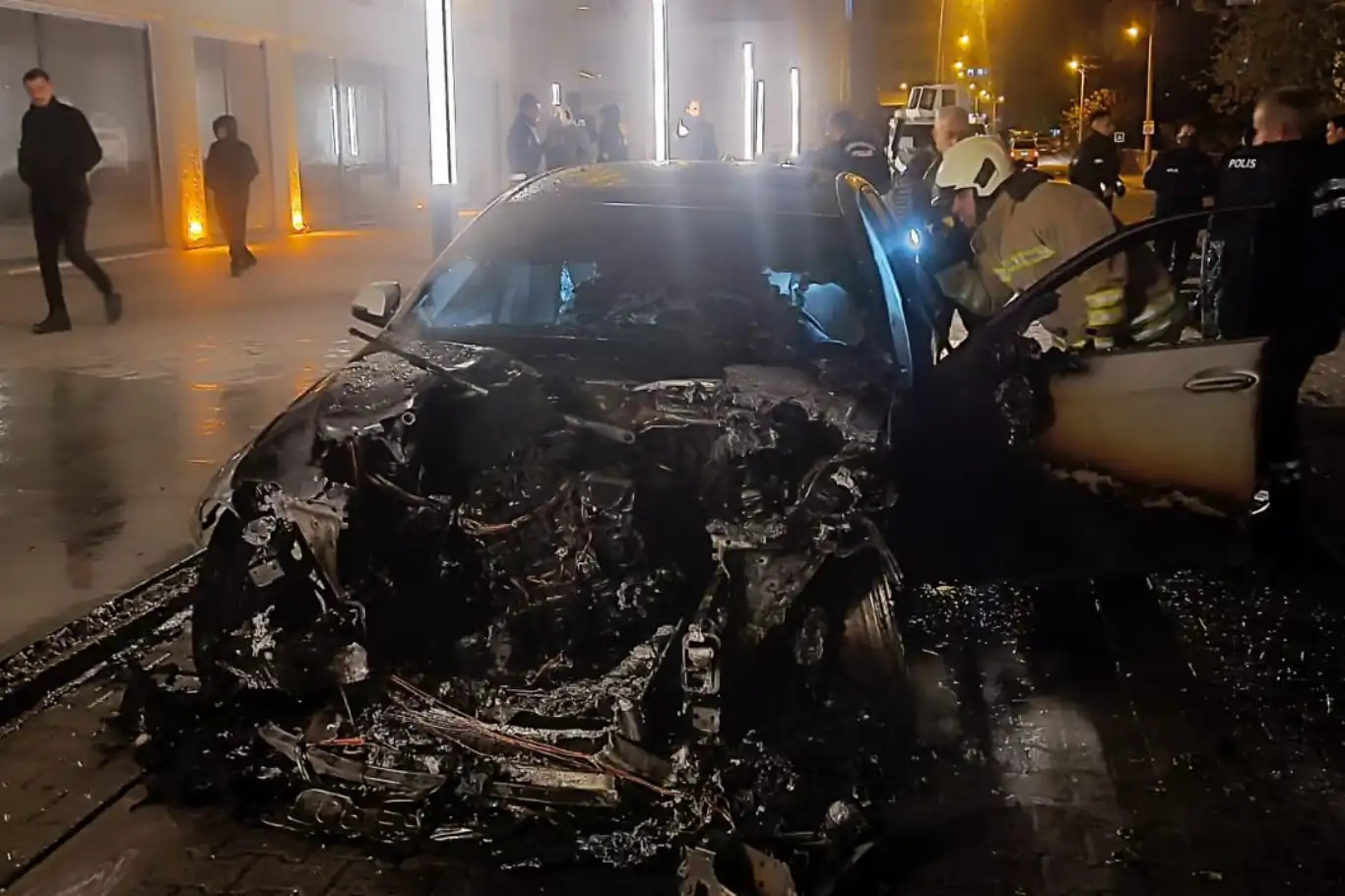 Mardin’de park halindeki otomobil alev aldı