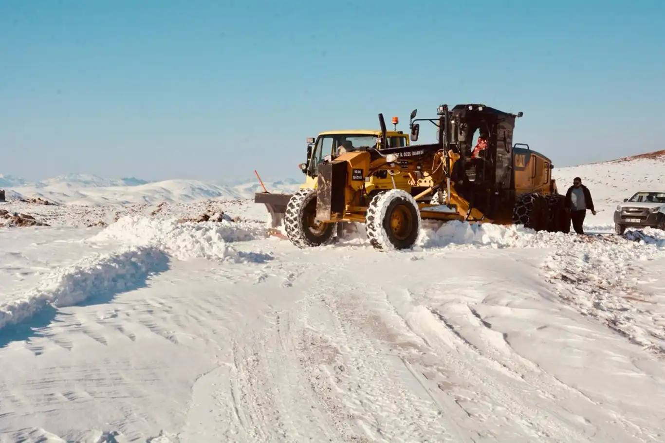 Siirt’te 10 köyü birbirine bağlayan kritik yol için gece gündüz kar mesaisi