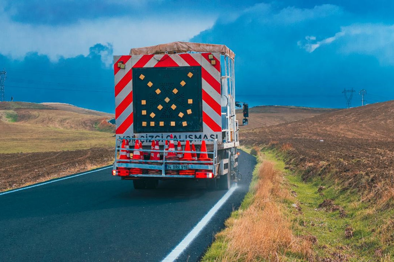 Batman'da köy yollarında yol çizgi ve işaretlemeleri yapıldı