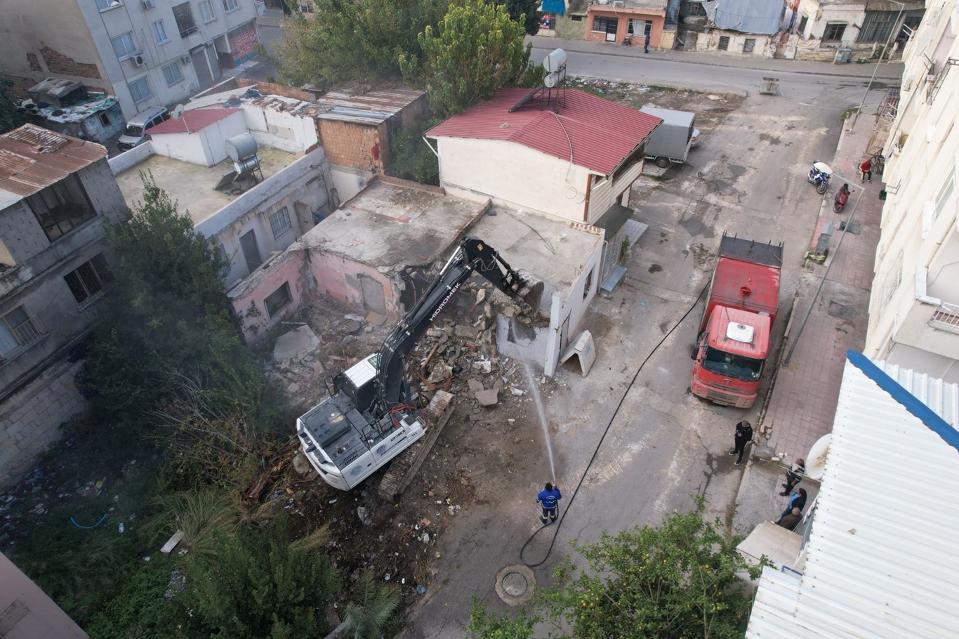 Mersin'de ağır hasarlı bina kontrollü yıkıldı