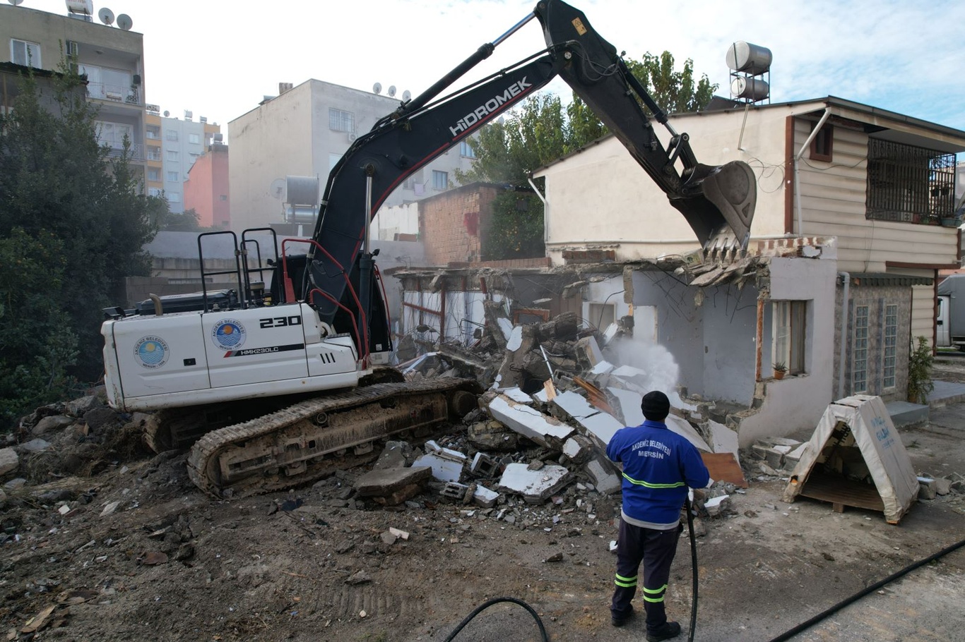 Mersin'de ağır hasarlı bina kontrollü yıkıldı