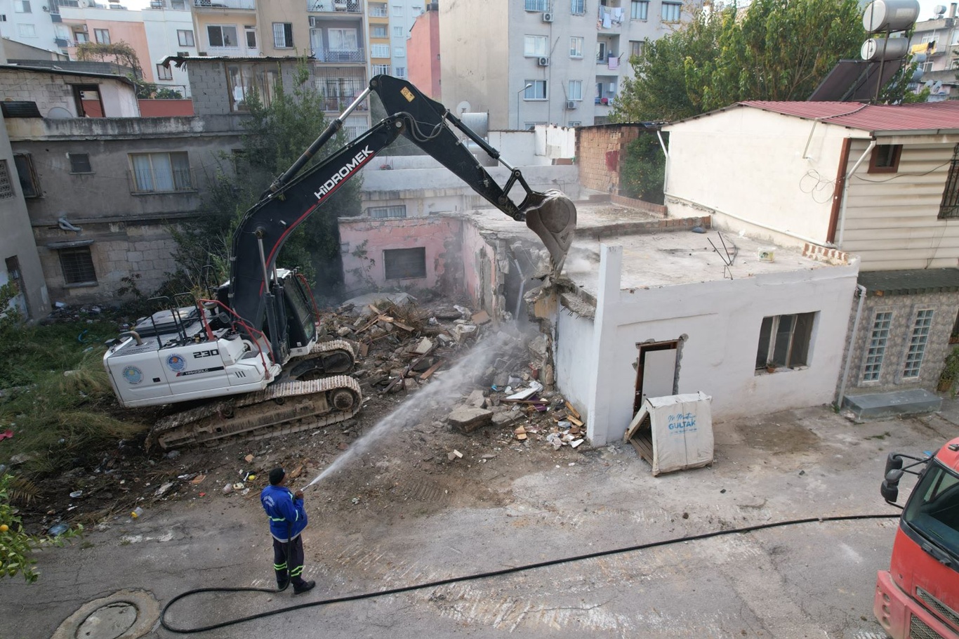 Mersin'de ağır hasarlı bina kontrollü yıkıldı