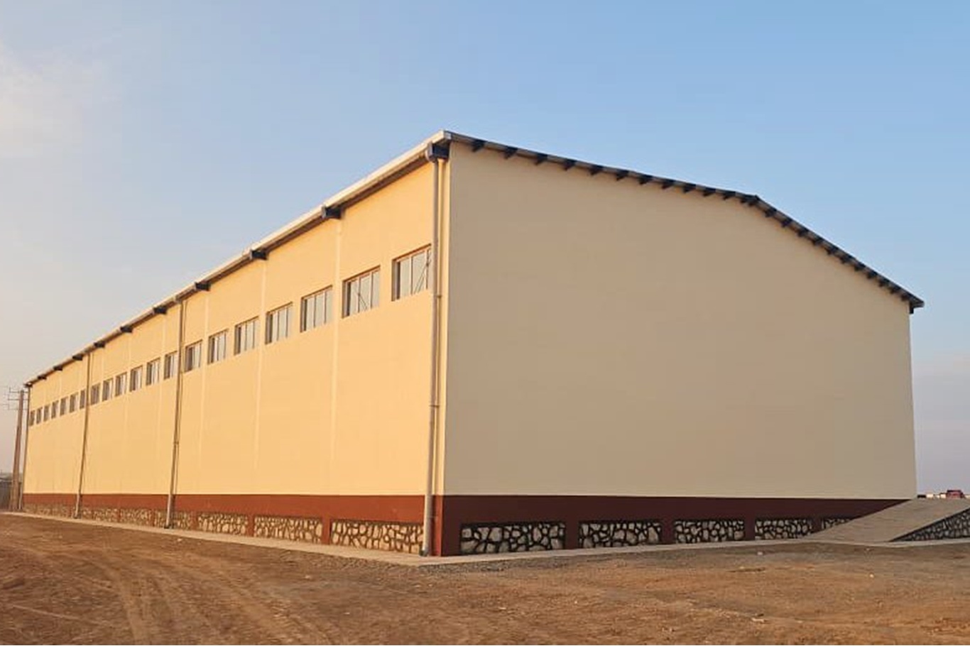 Afganistan, İran sınırında yeni kargo hangarları açtı