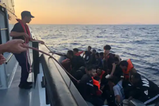 İzmir açıklarında  79 düzensiz göçmen yakalandı
