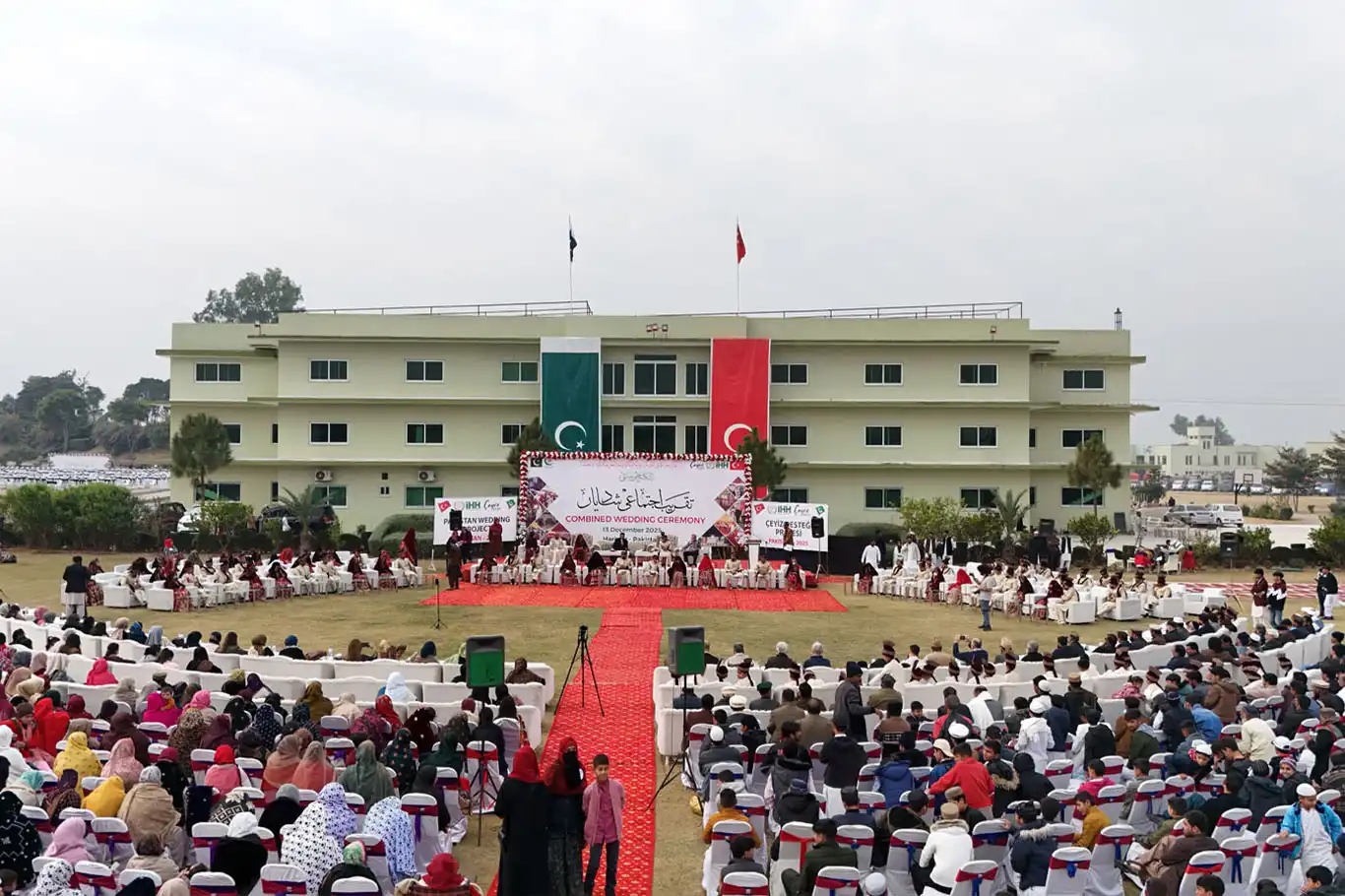 Pakistan'da toplu düğün: 43 çift evlendi