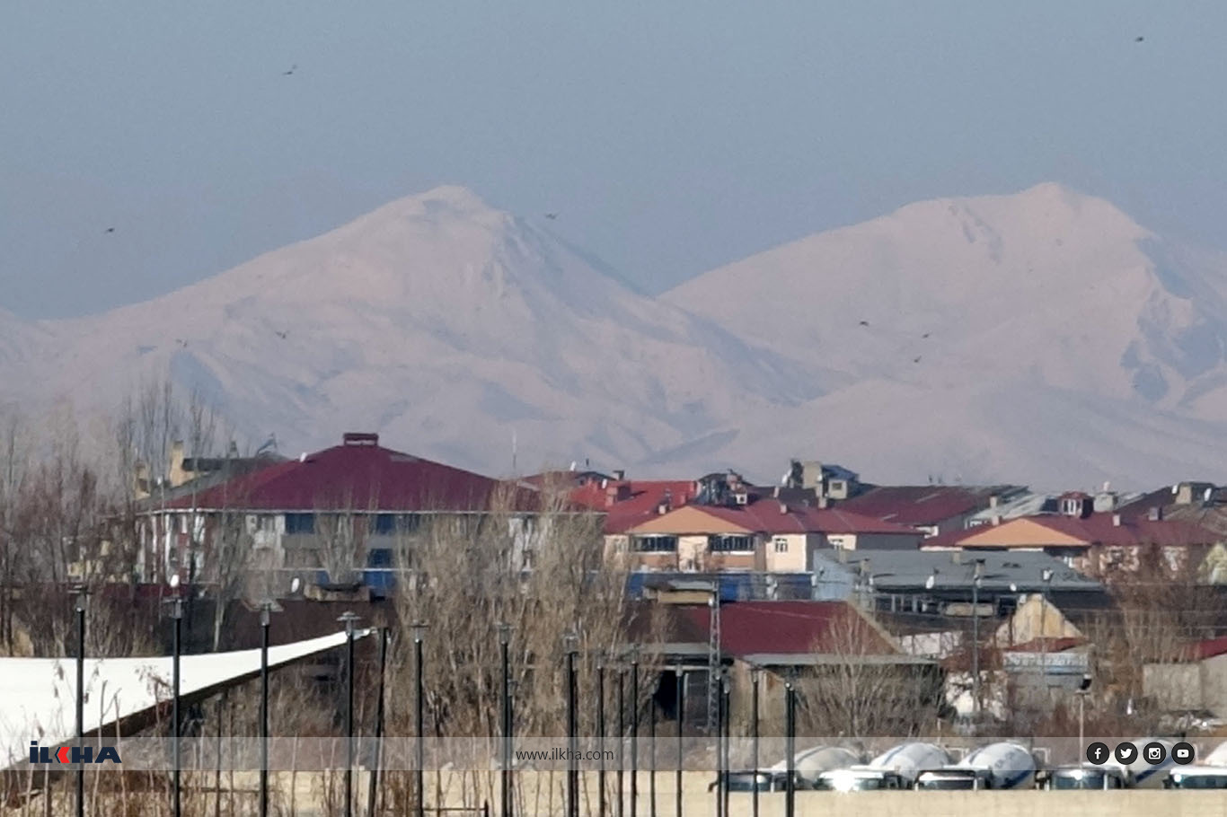 Li Agiriyê du demal bi hev re dijîn: lûtkeyên çiya spî ne, bajar jî roj e