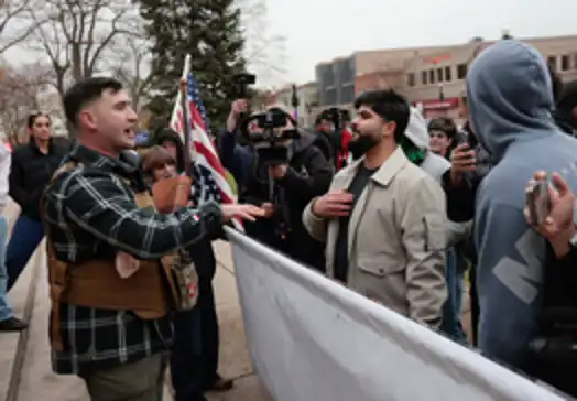 غضب كبير ضد مرشح أمريكي لمجلس الشيوخ بعد إساءات للقرآن الكريم