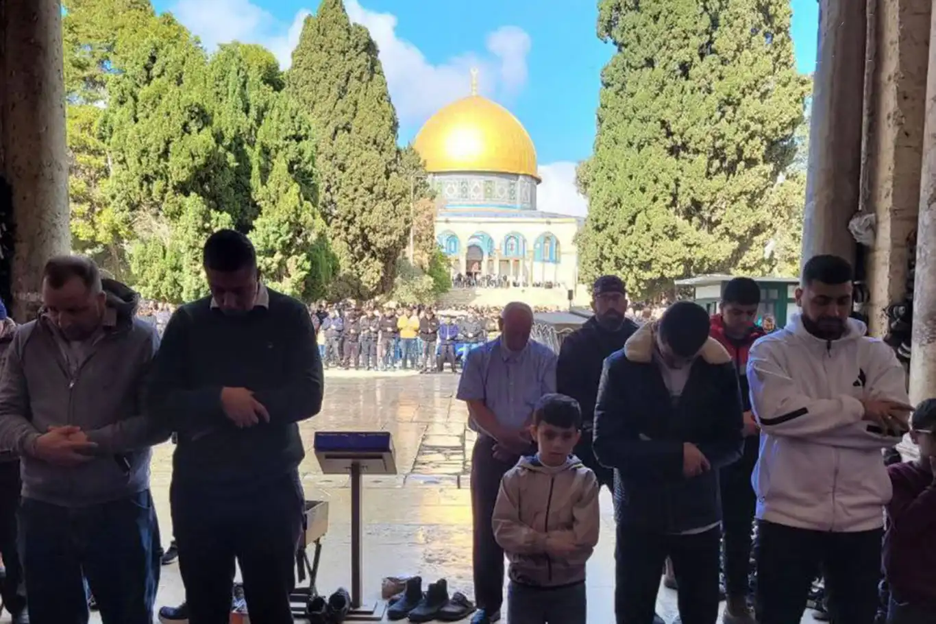 Tens of thousands perform Friday prayers at Al-Aqsa amid Israeli restrictions