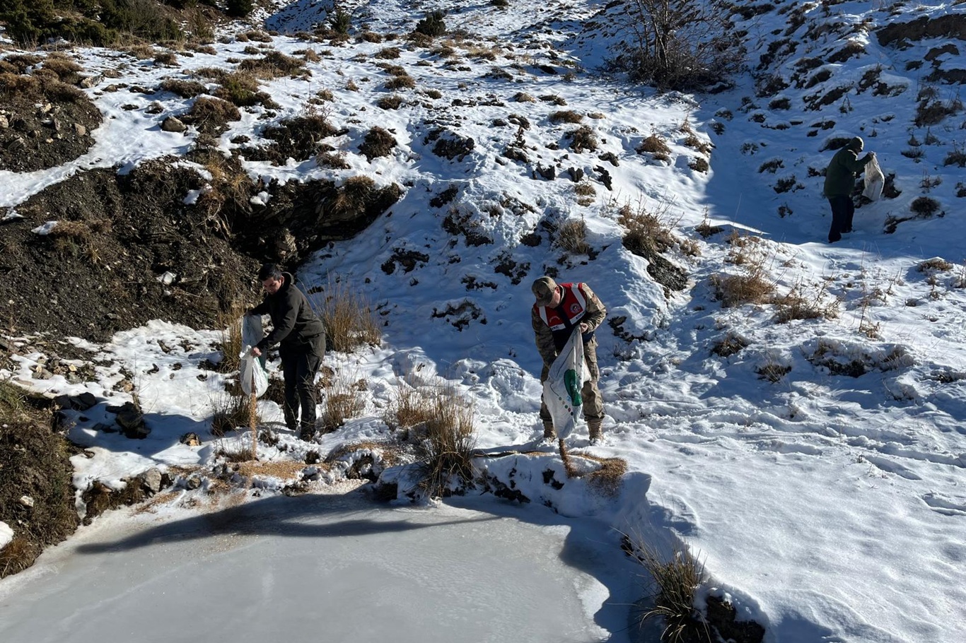  Siirt’te zorlu kış şartlarında yaban hayvanları için doğaya yem bırakıldı