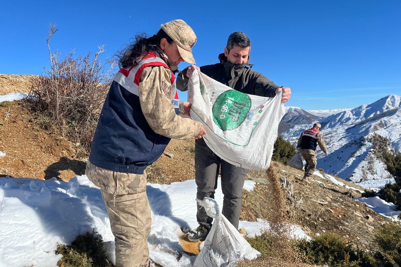  Siirt’te zorlu kış şartlarında yaban hayvanları için doğaya yem bırakıldı