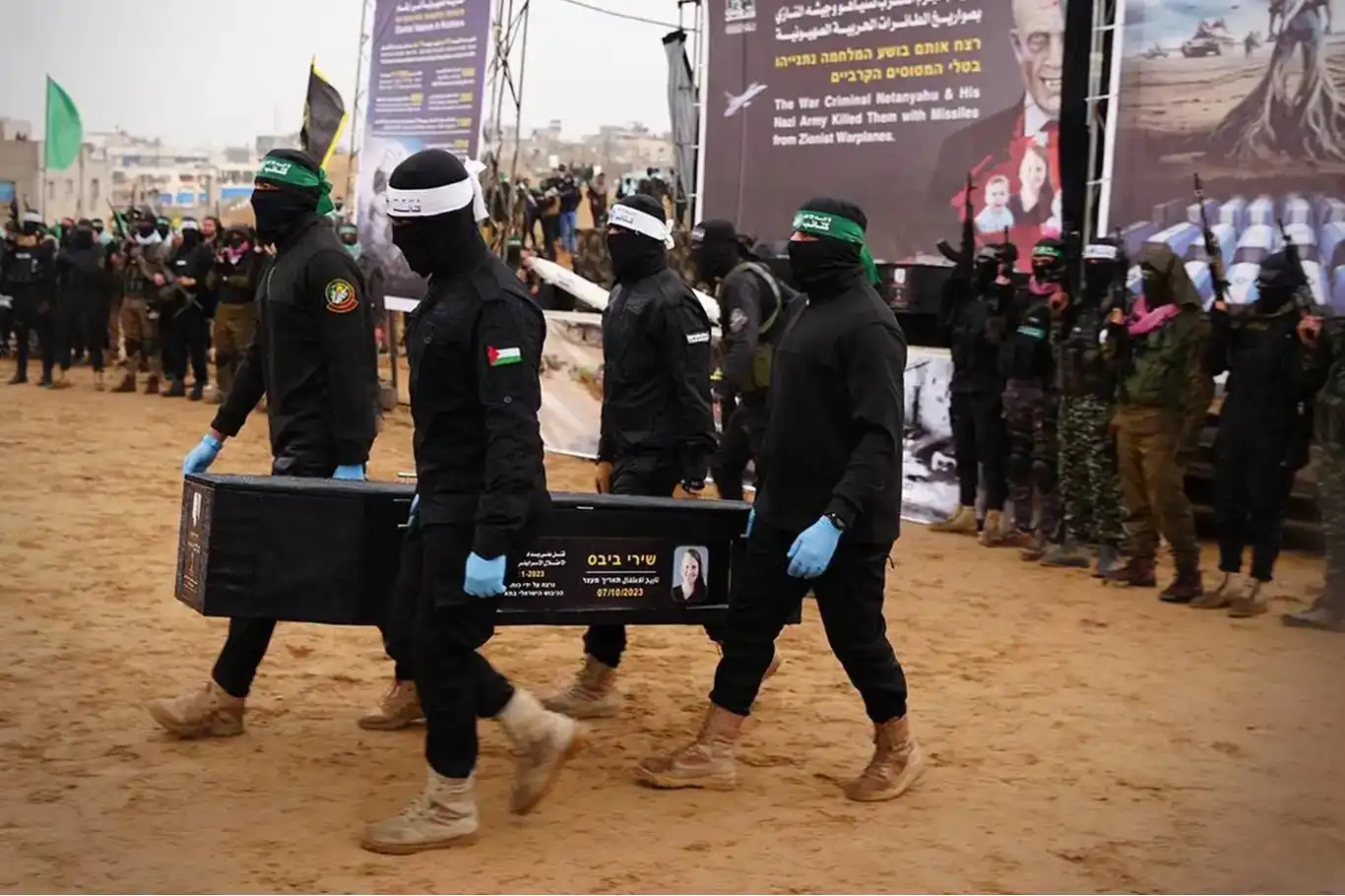 اشغالگران وسایل یکی از اسیران صهیونیست در غزه را تحویل گرفتند