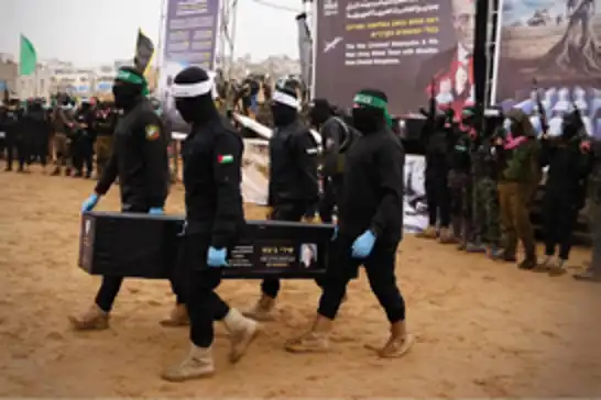 اشغالگران وسایل یکی از اسیران صهیونیست در غزه را تحویل گرفتند