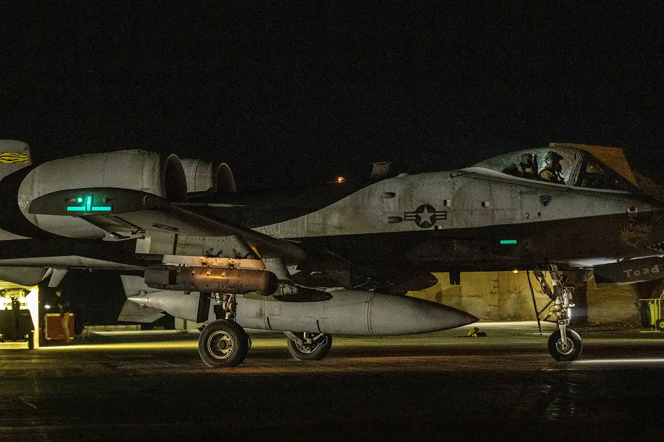 US launches large-scale air and artillery strikes on ISIS positions in Syria