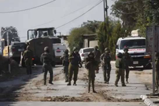 İşgalciler Ramallah'taki kuşatmayı sürdürüyor, Nablus'taki kasabaları helikopterlerle bombalıyor