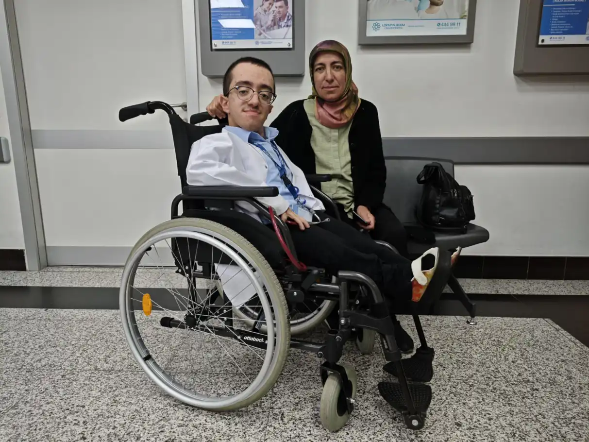 Engelleri aştı hayaline ulaştı: Doğuştan cam kemik hastası Hamza, beyaz önlüğüne kavuştu