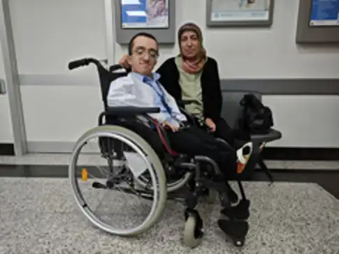 Engelleri aştı hayaline ulaştı: Doğuştan cam kemik hastası Hamza, beyaz önlüğüne kavuştu