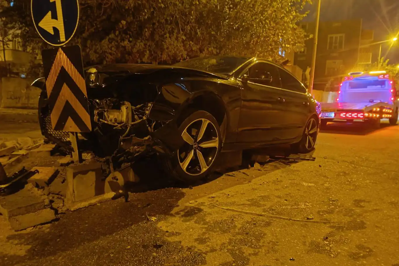 Batman’da otomobil refüje çarptı: 1 Yaralı