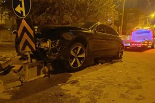 Batman’da otomobil refüje çarptı: 1 Yaralı