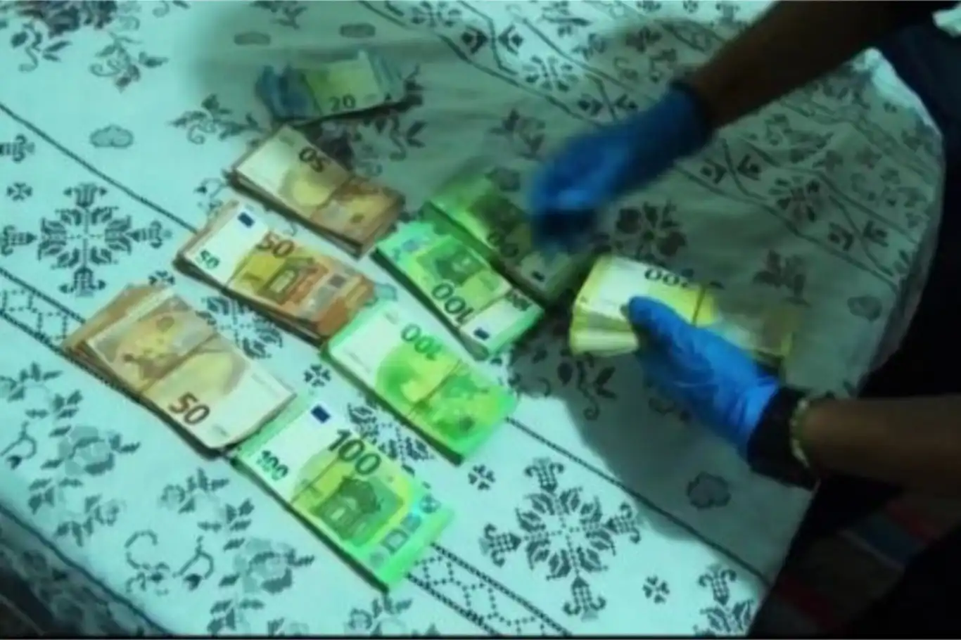 Mersin’de dolandırıcıların sakladığı 85 bin euro derin dondurucuda bulundu