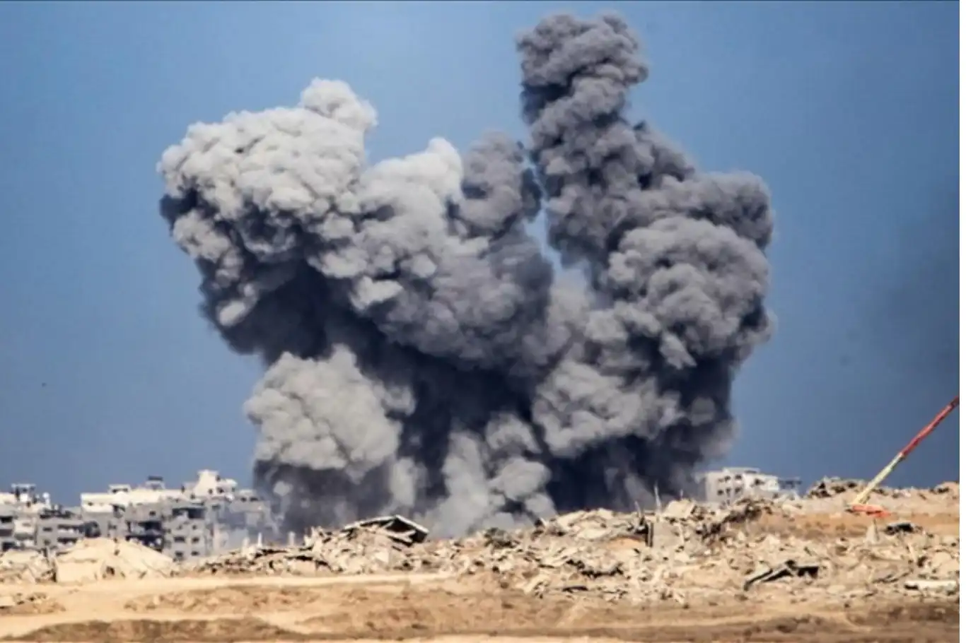 الاحتلال الصهيوني يقصف وينسف المنازل شمال وجنوب غزة