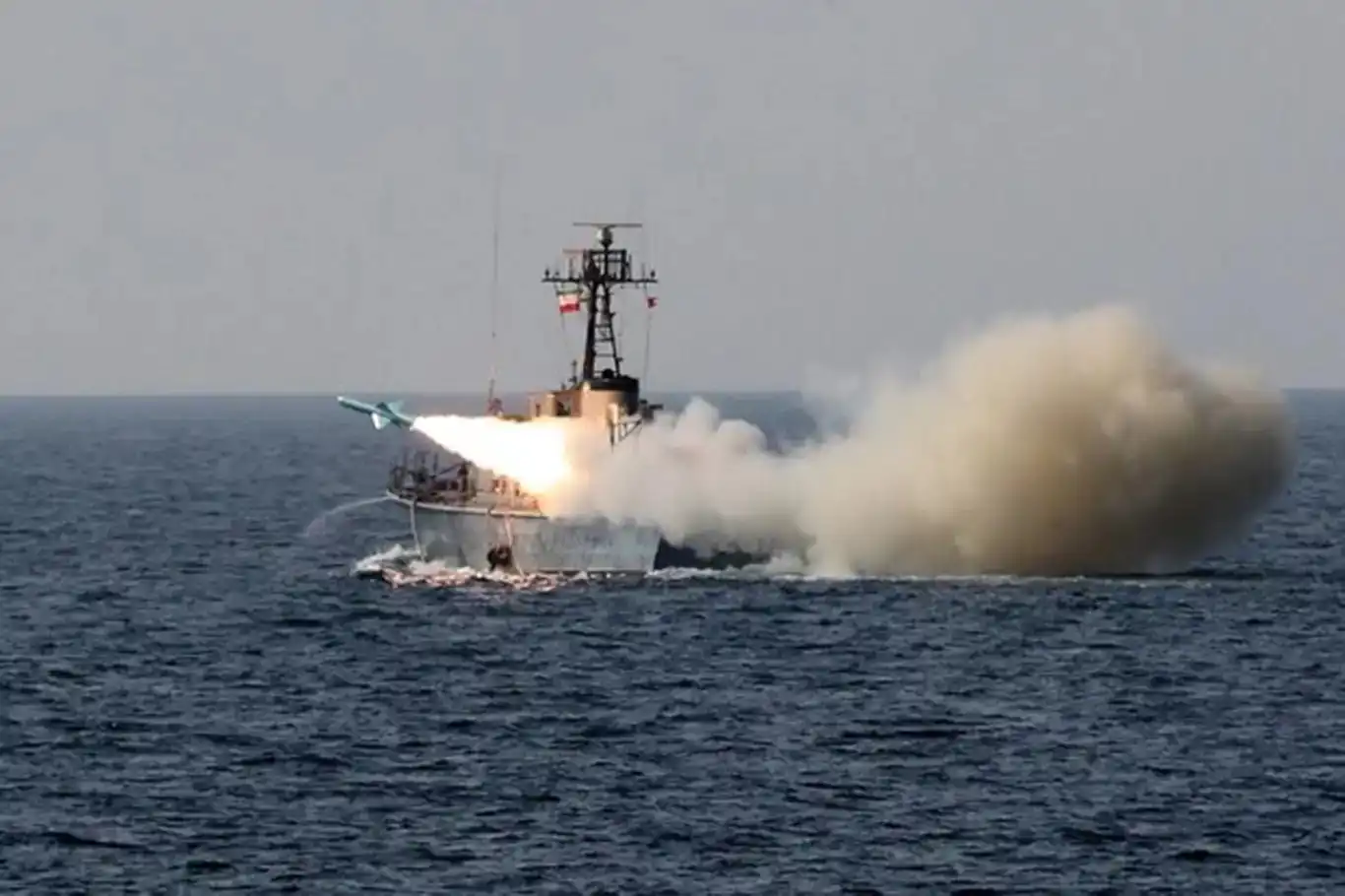 IRGC warns US warships during large-scale naval drill in Persian Gulf