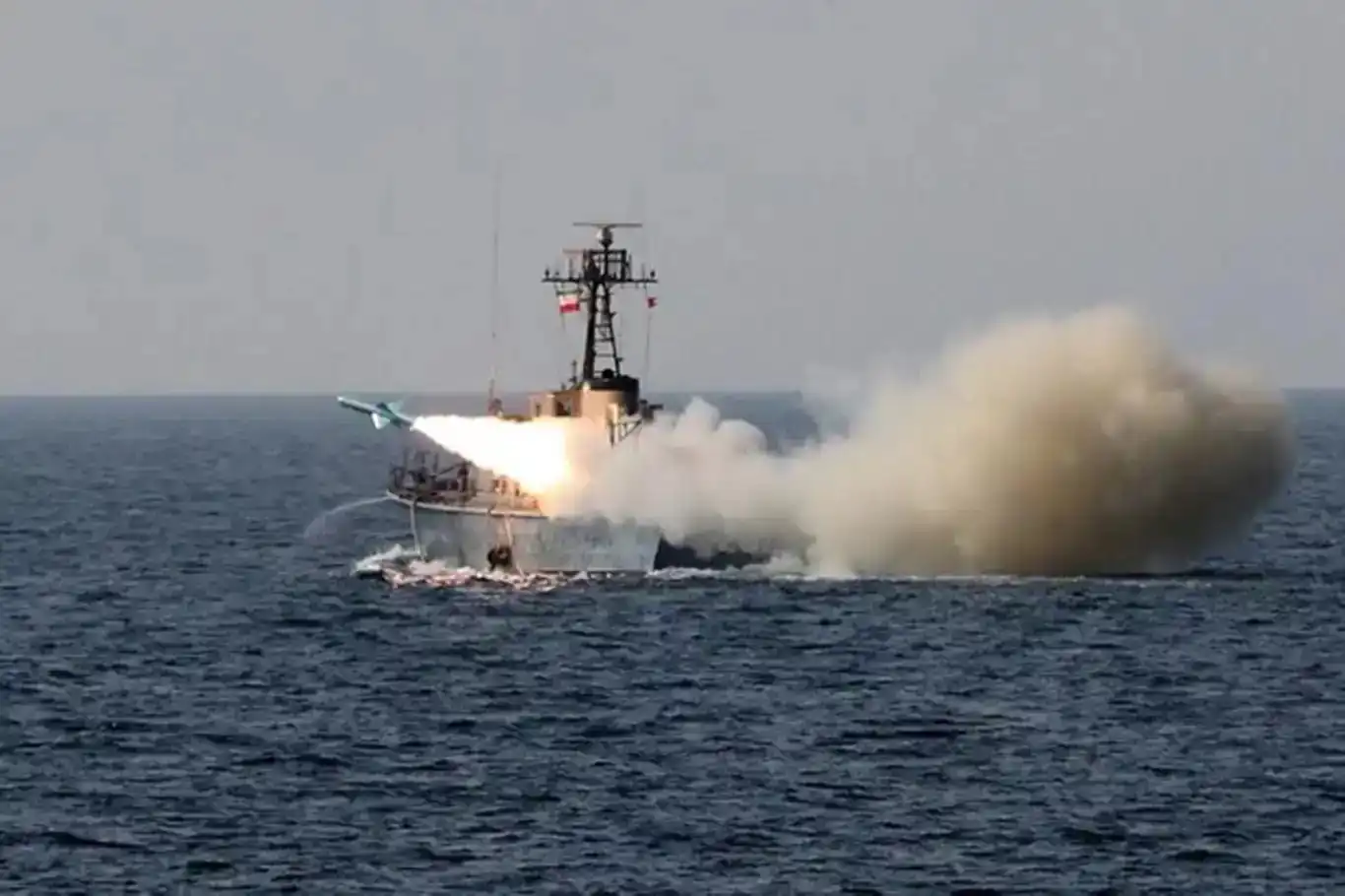 ئێران هۆشداری دەداتە کەشتییە جەنگییەکانی ئەمریکا