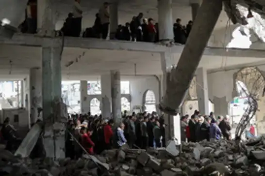 Yıkılan Selahaddin Camii’nin enkazında cuma namazı kılındı