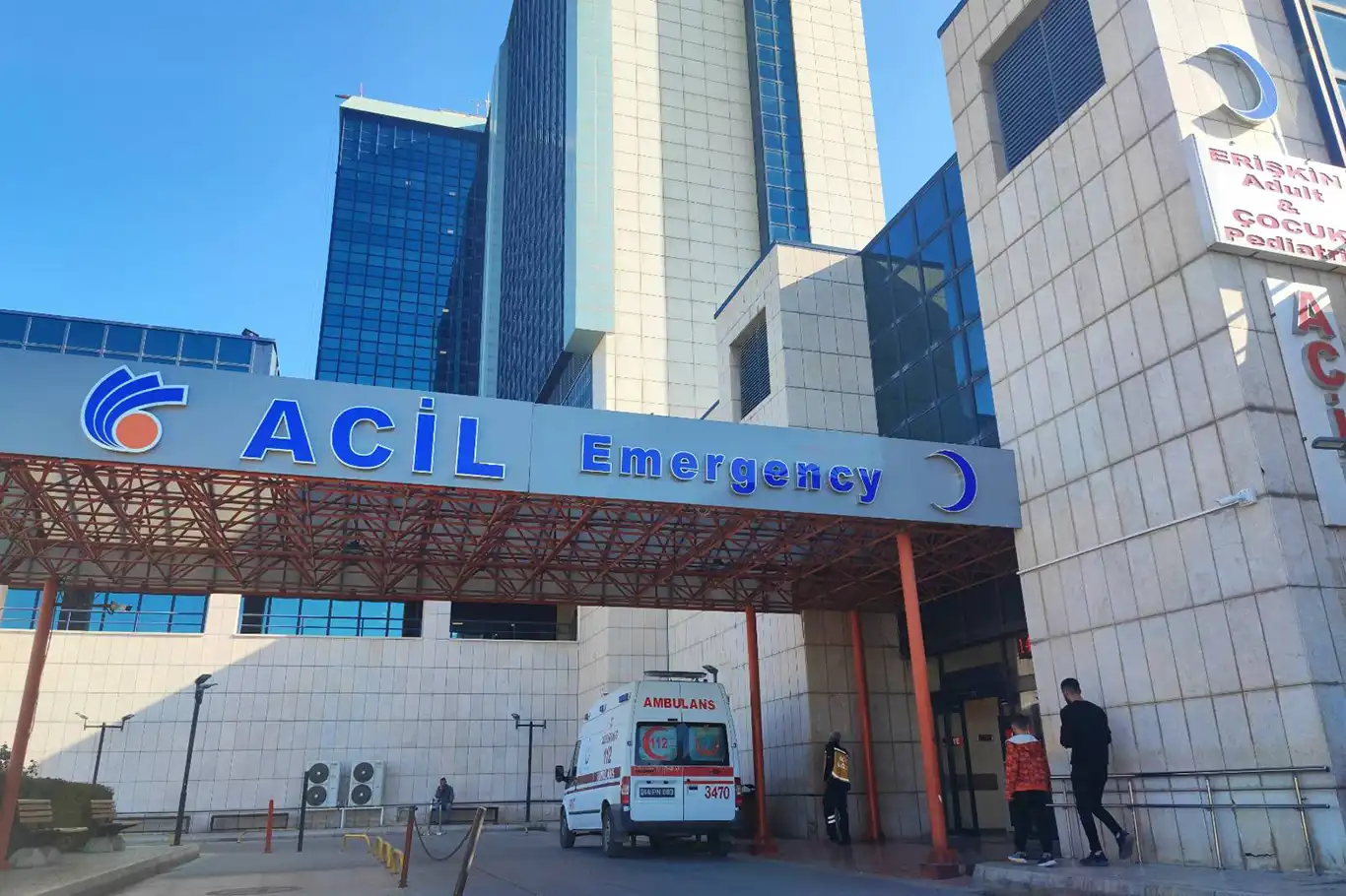 Otomobil park halindeki araca çarptı: 4 yaralı