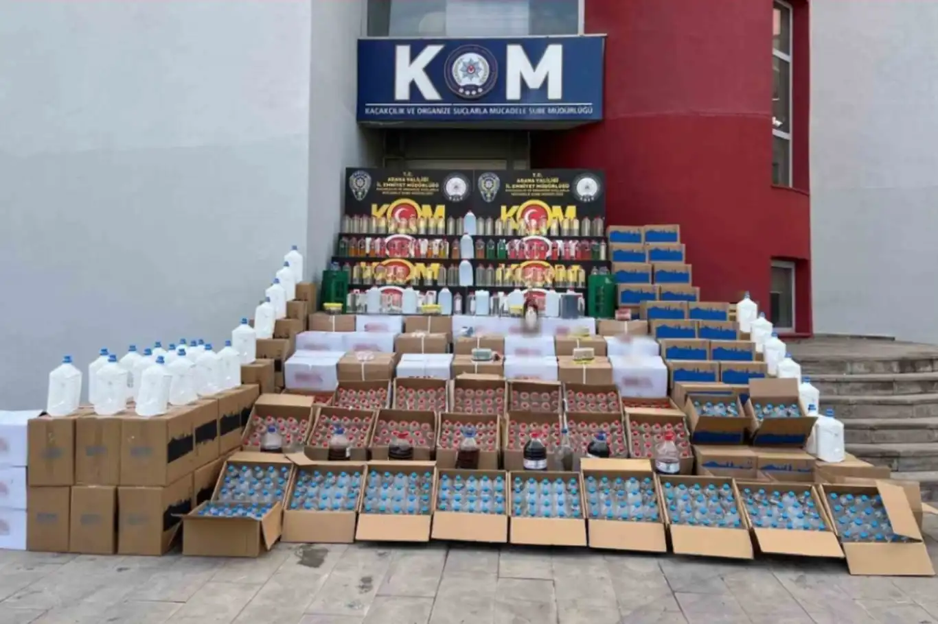 Adana'da 4 ton etil alkol, çok sayıda çek ve altın ele geçirildi