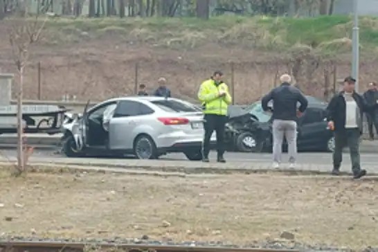 Batman'da iki otomobil kafa kafaya çarpıştı: 3 yaralı