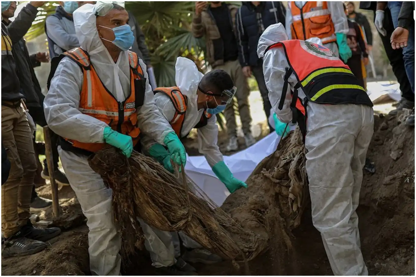 Gazze’de Baptist Hastanesi’ndeki geçici mezarlıktan naaşlar resmi mezarlıklara taşınıyor