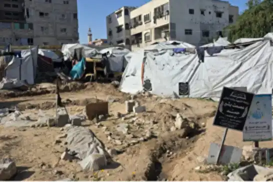 غزة..العائلات النازحة تضطر للعيش في مقبرة بسبب انعدام المأوى