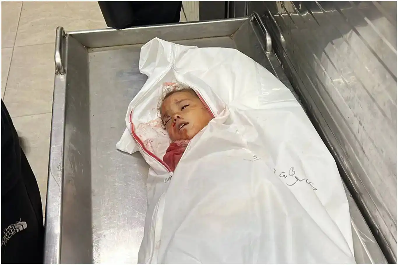 الاحتلال الصهيوني يخرق الهدنة ويقتل طفلةً في الثالثة خلال قصف على منطقة المَواصي في رفح 