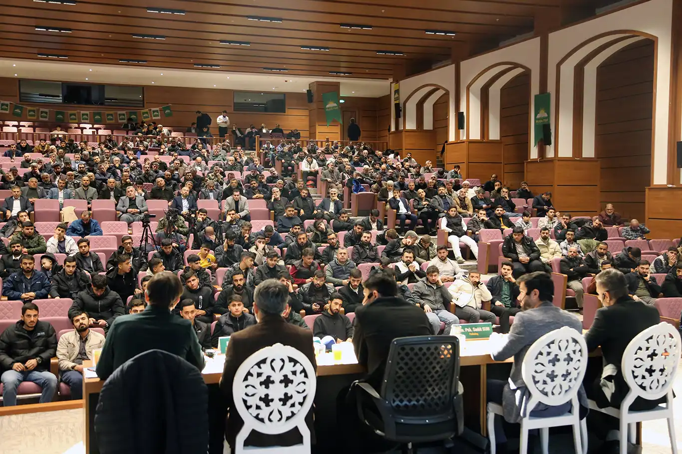 HÜDA PAR Diyarbakır'da "Madde Bağımlılığı" paneli gerçekleştirdi