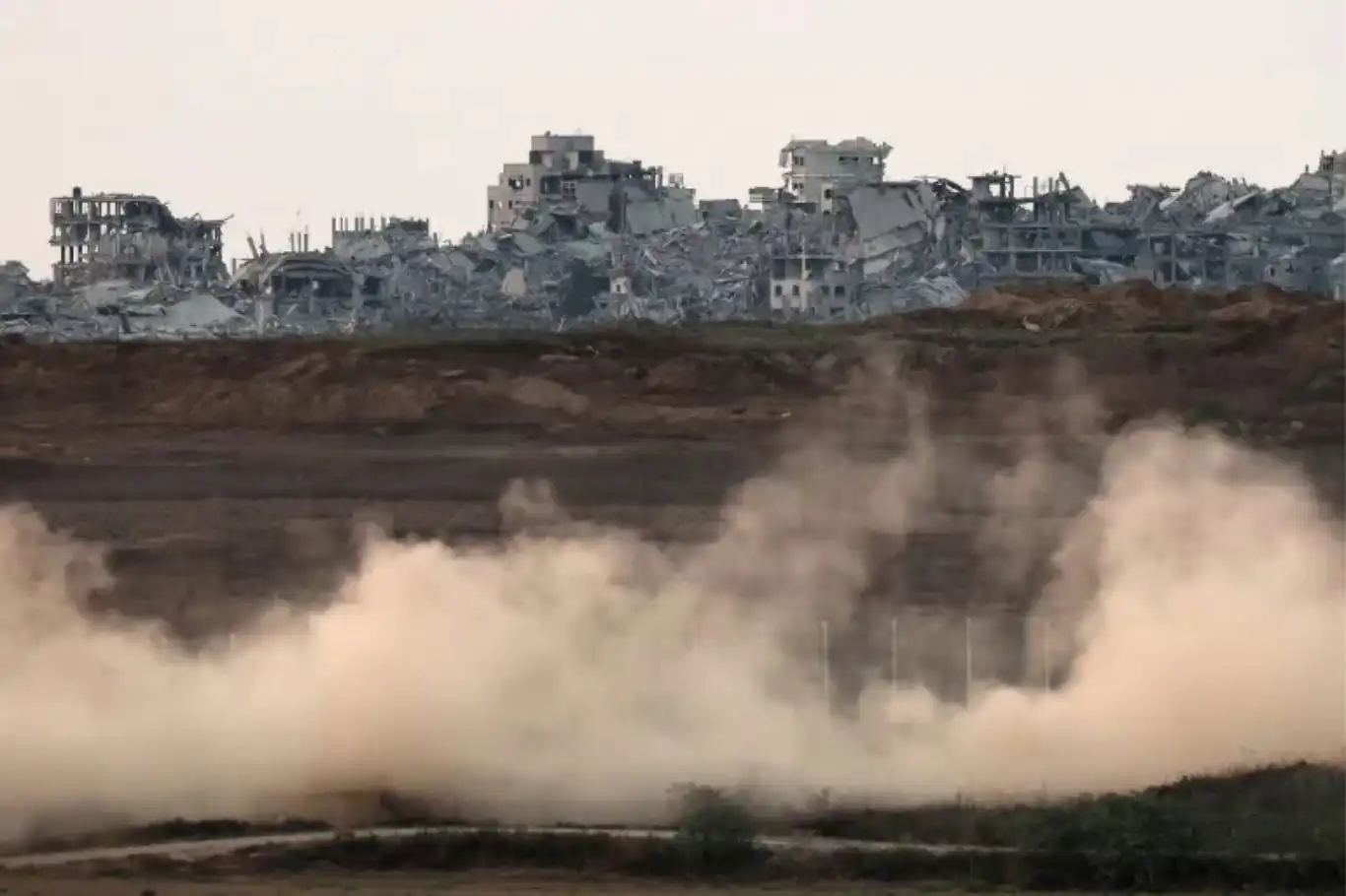 ضاربا بعرض الحائط الهدنة مجدداً..الاحتلال يشن غارات وينسف منازل شرقي القطاع