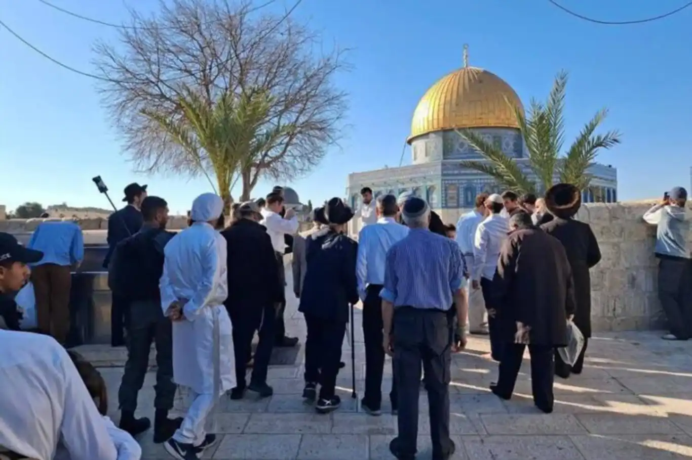 Siyonist işgalciler Mescid-i Aksa'ya baskın düzenledi