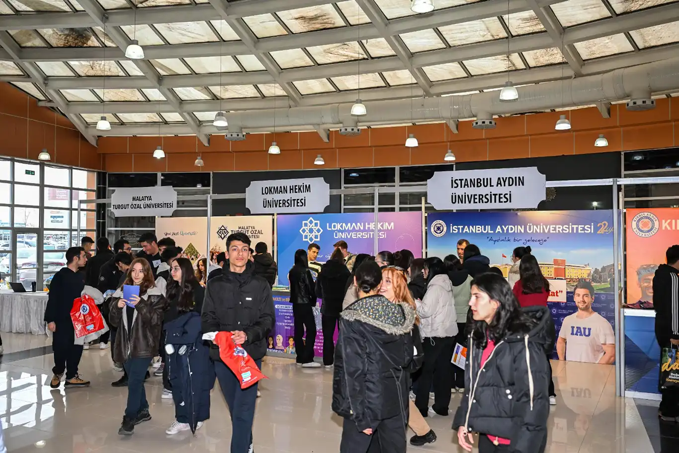 Malatya Büyükşehir Belediyesi'nin düzenlediği 'Üniversite Bölüm Tanıtım Günleri'ne yoğun ilgi 