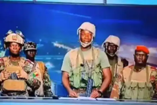 Benin'de darbeci askerler firar etti