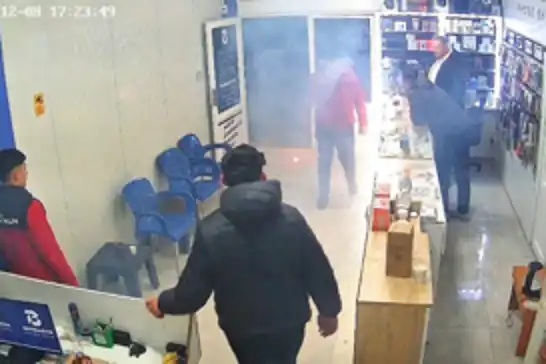 Arızalı telefonun bataryası aniden alev alarak patladı 