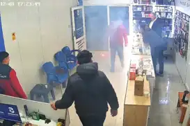 Arızalı telefonun bataryası aniden alev alarak patladı 