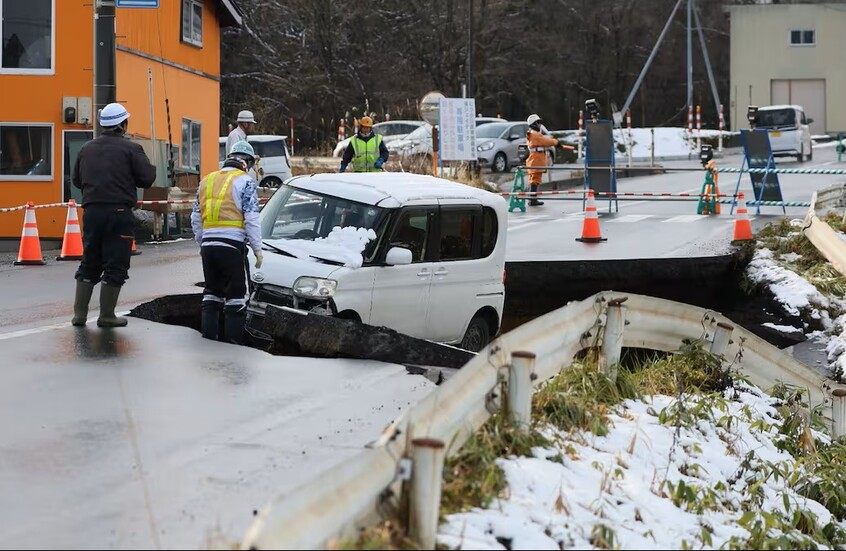 اليابان.. زلزال بقوة 7.5 درجات يتسببب بإصابة 30 شخصاً وموجات تسونامي